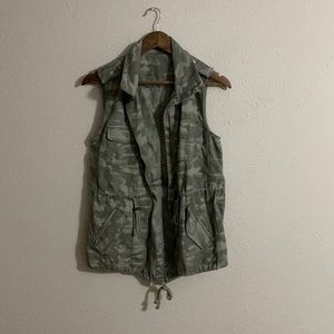 🔥PRICE DROP Maurices Camo Vest